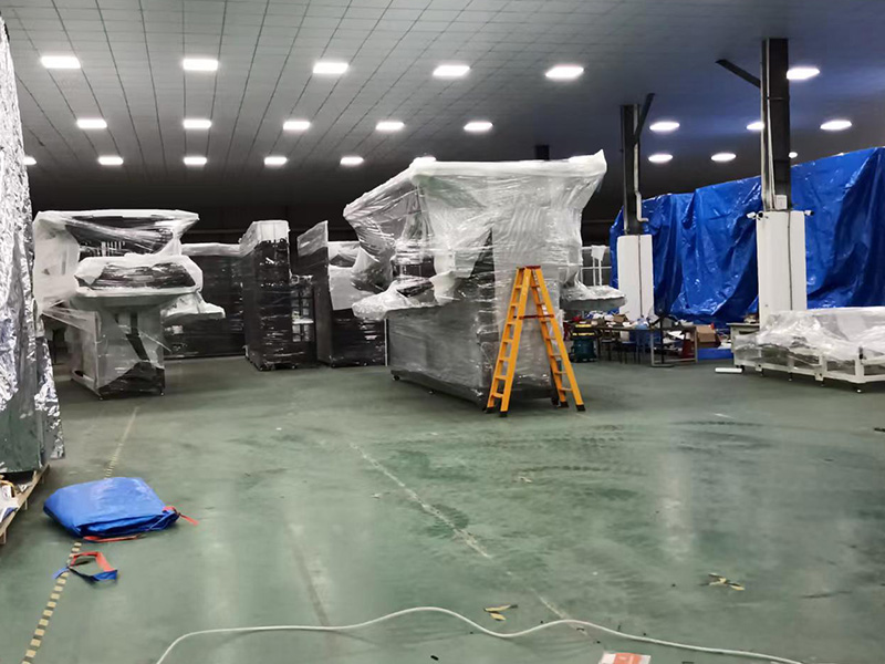 東(dong)莞某公(gong)司重型(xíng)真空防(fang)雨木箱(xiāng)