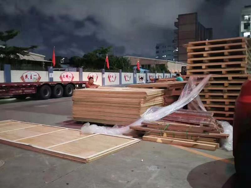 深圳(zhen)石岩某重(zhòng)型設備包(bao)裝